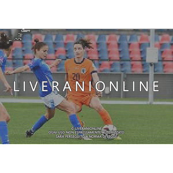 Foto Andrea Rosito 5 Aprile 2024 Cosenza, Italia calcio Italia vs Paesi - Women\'s European Qualifiers 2025 - Stadio San Vito-Gigi Marulla. Nella foto: Dominque Janssen e Manuela Giugliano foto andrea rosito-ag aldo liverani sas