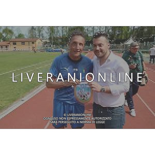 IMOLA 06 04 2024 PERTITA DI BENIFICENZA "UN GOAL PER LA CELIACHIA" SQUADRE AIC EMILIA ROMAGNA,NAZIONALE ITALIANA SINDACI E VECCHIE GLORIE IMOLESE NELLA FOTO SINDACO DI IMOLA MARCO PANIERI SALUTA IL CAPITANO DELLA NAZIONALE ITALIANA SINDACI DANIELE BASSI SINDACO DI MASSA LOMBARDA ©SANNA/AGENZIA ALDO LIVERANI SAS
