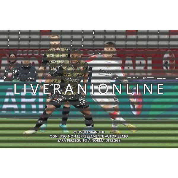 TVEM Davide Diaw of SSC Bari and Michele Collocolo of US Cremonese during the Italian Serie B match between SSC Bari vs US Cremonese on April 5, 2024 at the San Nicola stadium in Bari, Italy. Photo by Emmanuele Mastrodonato/agenzia Aldo Liverani sas /AGENZIA ALDO LIVERANI SAS