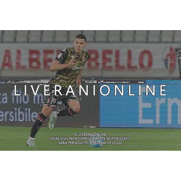 TVEM Karlo Lulic of SSC Bari during the Italian Serie B match between SSC Bari vs US Cremonese on April 5, 2024 at the San Nicola stadium in Bari, Italy. Photo by Emmanuele Mastrodonato/agenzia Aldo Liverani sas /AGENZIA ALDO LIVERANI SAS