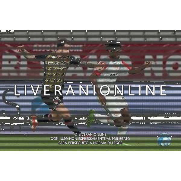 TVEM Frank Tsadjout of US Cremonese and Mattia Aramu of SSC Bari during the Italian Serie B match between SSC Bari vs US Cremonese on April 5, 2024 at the San Nicola stadium in Bari, Italy. Photo by Emmanuele Mastrodonato/agenzia Aldo Liverani sas /AGENZIA ALDO LIVERANI SAS