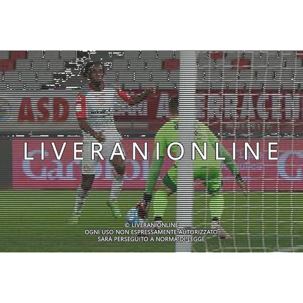 TVEM Frank Tsadjout of US Cremonese and Oliveira Fraga Costa Brenno of SSC Bari during the Italian Serie B match between SSC Bari vs US Cremonese on April 5, 2024 at the San Nicola stadium in Bari, Italy. Photo by Emmanuele Mastrodonato/agenzia Aldo Liverani sas /AGENZIA ALDO LIVERANI SAS
