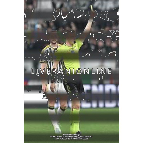 Torino 07.04.2024 Allianz Stadium @Alessandro Falzone/Ag. Aldo Liverani sas Juventus vs Fiorentina Campionato Calcio Serie A TIM 2023/2024 31a giornata Nella foto : Arbitro LA PENNA FEDERICO CON IL CARTELLINO GIALLO ©Falzone / AGENZIA ALDO LIVERANI SAS