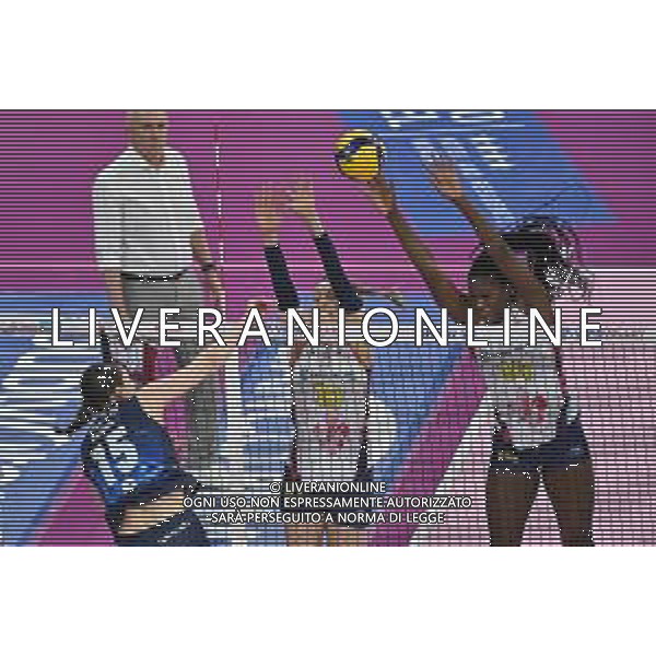 TVRG Milano vs Scandicci nella foto Kara Jane Bajema (Vero Volley Milano) contro il muro di Maja Ognjenovic (Pallavolo Scandicci) e Linda Nwakalor (Pallavolo Scandicci) Milano 10-04-2024 Allianz Cloud - PalaLido Allianz Vero Volley Milano vs Pallavolo Scandicci Savino Del Bene Playoff Serie A1 Tigotà - gara 2 semifinali foto Roberto Garavaglia/Agenzia Aldo Liverani sas/AGENZIA ALDO LIVERANI SAS