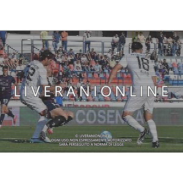 Foto Andrea Rosito 13 Aprile 2024 Cosenza, Italia - sport, calcio - Cosenza vs Palermo - Campionato di calcio Serie BKT 2023/2024 - Stadio-San Vito-Gigi Marulla - Nella foto: Fallo di Ceccaroni su Tutino ©Andrea Rosito / AGENZIA ALDO LIVERANI SAS