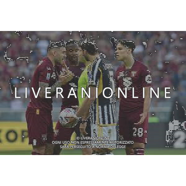 Torino 13.04.2023 Stadio Grande Torino ©Alessandro Falzone/Agenzia Aldo Liverani Torino vs Juventus Campionato Calcio Serie A TIM 2023/2024 32a giornata Nella foto: ARBITRO FABIO MARESCA E PROTESTE TORINO ©Falzone / AGENZIA ALDO LIVERANI SAS