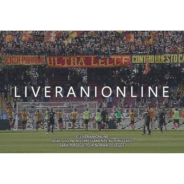 TVEM US Lecce celebrates the victory during the Italian soccer Serie A match US Lecce vs Empoli on April 13, 2024 at Via del Mare Stadium in Lecce, Italy. Photo Emmanuele Mastrodonato/agenzia Liverani / AGENZIA ALDO LIVERANI SAS