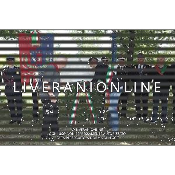 IMOLA 14 04 2024 INIZIATIVE PER CELEBRARE IL 79.o ANNIVERSARIO DELLA LIBERAZIONE DELLA CITTAí NELLA FOTO DEPOSIZIONE DI UNA CORONA AL MONUMENTO A RICORDO DEI CADUTI E DEL CONTRIBUTO ALLA LIBERAZIONE DEL TERRITORIO IMOLESE DELLA BRIGHATA EBRAICA PRESENTI SINDACO MARCO PANIERI GABRIO SALIERI ANPI VITTORIO GARDI PARTIGIANO E FORXE DEL ORDINE ©SANNA / AGENZIA ALDO LIVERANI SAS
