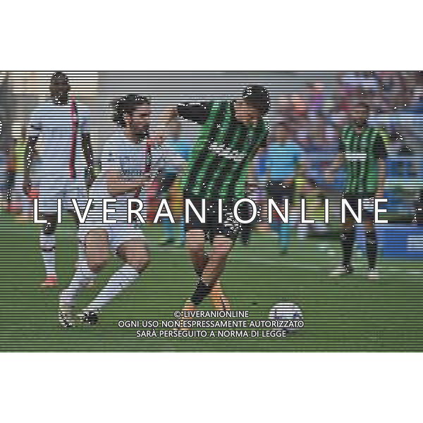 Sassuolo vs Milan nella foto Yacine Adli (Milan) e Daniel Boloca (Sassuolo) Reggio Emilia 14-04-2024 Mapei Stadium - Stadio Città del Tricolore Campionato Serie A TIM - 32a giornata foto Roberto Garavaglia/Agenzia Aldo Liverani sas/ AGENZIA ALDO LIVERANI SAS