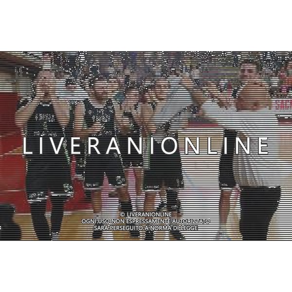 IMOLA 14 04 2024 ANDREA COSTA BASKET-BLACKS FAENZA SERIE B NELLA FOTO ALLENATORE DI FAENZA LUIGI GARELLI CON I GIOCATORI FAENZA ©SANNA / AGENZIA ALDO LIVERANI SAS