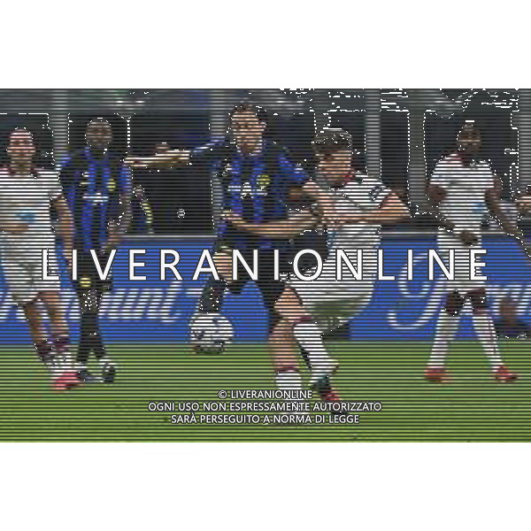 Inter vs Cagliari nella foto Matteo Darmian (Inter) e Adam Obert (Cagliari) Milano 14-04-2024 Stadio Giuseppe Meazza - San Siro Campionato Serie A TIM - 32a giornata foto Roberto Garavaglia/Agenzia Aldo Liverani sas/ AGENZIA ALDO LIVERANI SAS