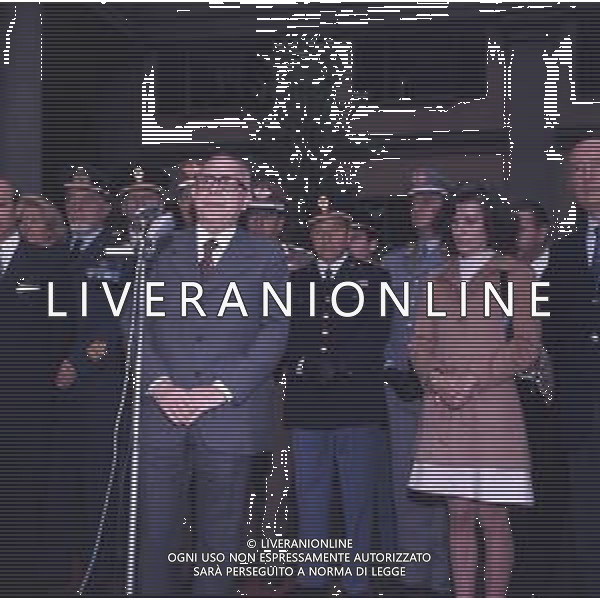 COL-MILANO 17 maggio 1973,, a un anno dall\'assassinio, si tenne l\'inaugurazione di un busto commemorativo in memoria del commissario nel cortile della Questura di Milano. Alla cerimonia partecipò l\'allora Ministro dell\'Interno Mariano Rumor. Durante la cerimonia l\'anarchico Gianfranco Bertoli lanciò una bomba a mano tra i partecipanti. L\'esplosione uccise 4 persone e ne ferì 52, ma non colpì Rumor, indicato come probabile obiettivo. Bertoli rivendicò l\'azione come vendetta per la morte di Pinelli urlando: «Morirete tutti come Calabresi e ora uccidetemi come Pinelli nella foto mariano rumor e emma calabresi AG ALDO LIVERANI SAS