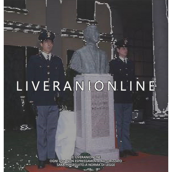 COL-MILANO 17 maggio 1973,, a un anno dall\'assassinio, si tenne l\'inaugurazione di un busto commemorativo in memoria del commissario nel cortile della Questura di Milano. Alla cerimonia partecipò l\'allora Ministro dell\'Interno Mariano Rumor. Durante la cerimonia l\'anarchico Gianfranco Bertoli lanciò una bomba a mano tra i partecipanti. L\'esplosione uccise 4 persone e ne ferì 52, ma non colpì Rumor, indicato come probabile obiettivo. Bertoli rivendicò l\'azione come vendetta per la morte di Pinelli urlando: «Morirete tutti come Calabresi e ora uccidetemi come Pinelli AG ALDO LIVERANI SAS