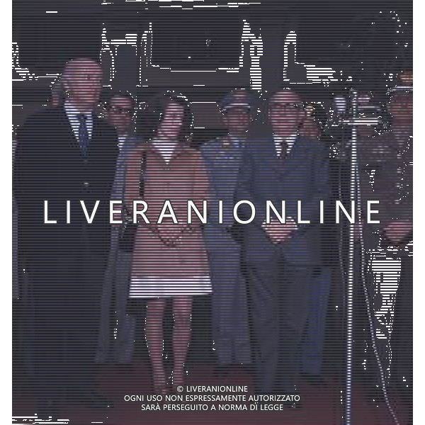 COL-MILANO 17 maggio 1973,, a un anno dall\'assassinio, si tenne l\'inaugurazione di un busto commemorativo in memoria del commissario nel cortile della Questura di Milano. Alla cerimonia partecipò l\'allora Ministro dell\'Interno Mariano Rumor. Durante la cerimonia l\'anarchico Gianfranco Bertoli lanciò una bomba a mano tra i partecipanti. L\'esplosione uccise 4 persone e ne ferì 52, ma non colpì Rumor, indicato come probabile obiettivo. Bertoli rivendicò l\'azione come vendetta per la morte di Pinelli urlando: «Morirete tutti come Calabresi e ora uccidetemi come Pinelli nella foto mariano rumor e emma calabresi AG ALDO LIVERANI SAS