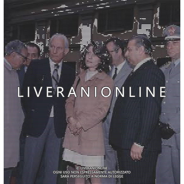 COL-MILANO 17 maggio 1973,, a un anno dall\'assassinio, si tenne l\'inaugurazione di un busto commemorativo in memoria del commissario nel cortile della Questura di Milano. Alla cerimonia partecipò l\'allora Ministro dell\'Interno Mariano Rumor. Durante la cerimonia l\'anarchico Gianfranco Bertoli lanciò una bomba a mano tra i partecipanti. L\'esplosione uccise 4 persone e ne ferì 52, ma non colpì Rumor, indicato come probabile obiettivo. Bertoli rivendicò l\'azione come vendetta per la morte di Pinelli urlando: «Morirete tutti come Calabresi e ora uccidetemi come Pinelli nella foto mariano rumor e emma calabresi AG ALDO LIVERANI SAS