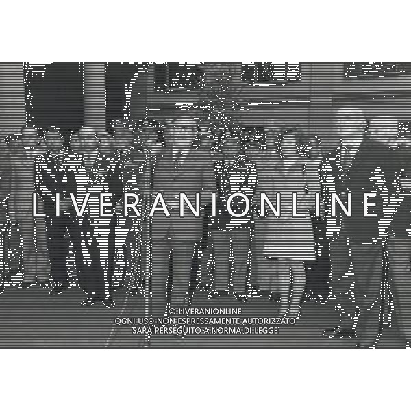 ST-MILANO 17 maggio 1973, a un anno dall\'assassinio, si tenne l\'inaugurazione di un busto commemorativo in memoria del commissario nel cortile della Questura di Milano. Alla cerimonia partecipò l\'allora Ministro dell\'Interno Mariano Rumor. Durante la cerimonia l\'anarchico Gianfranco Bertoli lanciò una bomba a mano tra i partecipanti. L\'esplosione uccise 4 persone e ne ferì 52, ma non colpì Rumor, indicato come probabile obiettivo. Bertoli rivendicò l\'azione come vendetta per la morte di Pinelli urlando: «Morirete tutti come Calabresi e ora uccidetemi come Pinelli nella foto mariano rumor e emma calabresi AG ALDO LIVERANI SAS