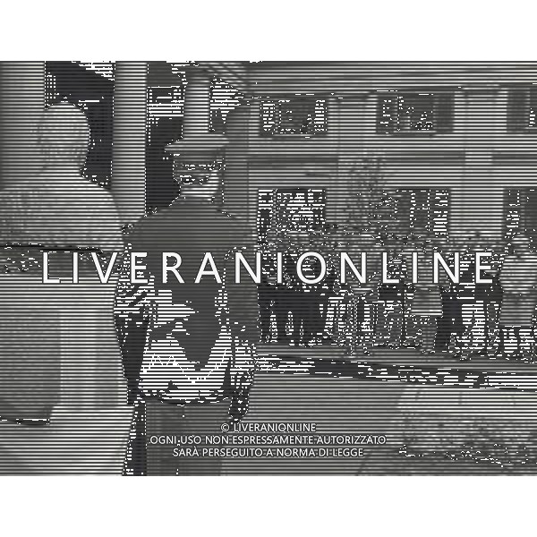 ST-MILANO 17 maggio 1973, a un anno dall\'assassinio, si tenne l\'inaugurazione di un busto commemorativo in memoria del commissario nel cortile della Questura di Milano. Alla cerimonia partecipò l\'allora Ministro dell\'Interno Mariano Rumor. Durante la cerimonia l\'anarchico Gianfranco Bertoli lanciò una bomba a mano tra i partecipanti. L\'esplosione uccise 4 persone e ne ferì 52, ma non colpì Rumor, indicato come probabile obiettivo. Bertoli rivendicò l\'azione come vendetta per la morte di Pinelli urlando: «Morirete tutti come Calabresi e ora uccidetemi come Pinelli AG ALDO LIVERANI SAS