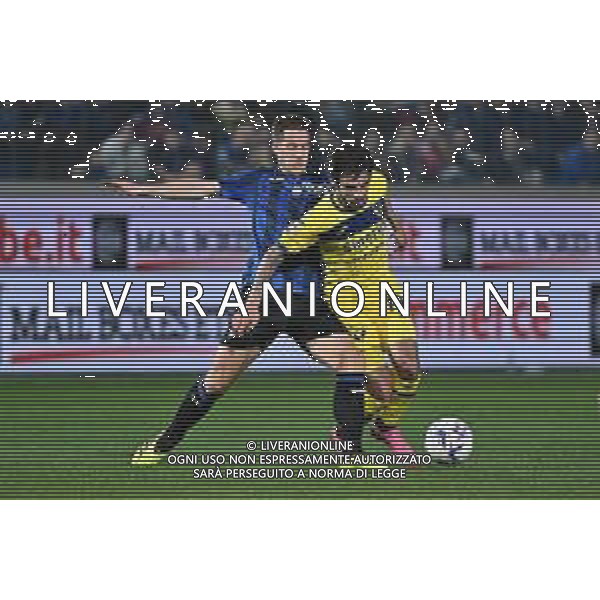TVRG Atalanta vs Hellas Verona nella foto Mario Pasalic (Atalanta) e Fabien Centonze (Hellas Verona) Bergamo 15-04-2024 Gewiss Stadium Campionato Serie A TIM - 32a giornata foto Roberto Garavaglia/Agenzia Aldo Liverani sas/ AGENZIA ALDO LIVERANI SAS  