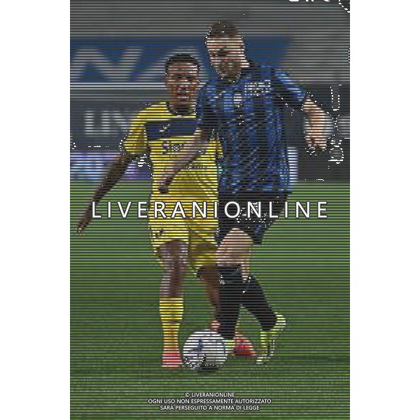 TVRG Atalanta vs Hellas Verona nella foto Michael Folorunsho (Hellas Verona) e Teun Koopmeiners (Atalanta) Bergamo 15-04-2024 Gewiss Stadium Campionato Serie A TIM - 32a giornata foto Roberto Garavaglia/Agenzia Aldo Liverani sas/ AGENZIA ALDO LIVERANI SAS  
