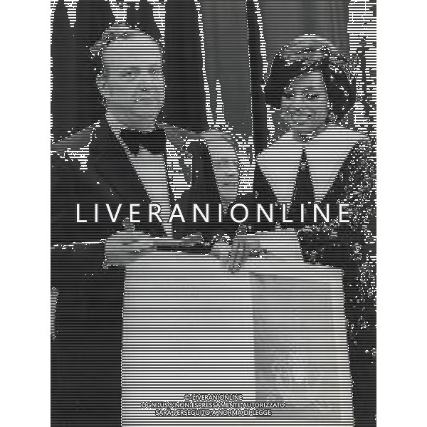 COL-RETROSPETTIVA DIANA ROSS CANTANTE NELLA FOTO DIANA ROSS CON MARIO CECCHI GORI A CANNES NELL\'ANNO 1973 AG ALDO LIVERANI SAS