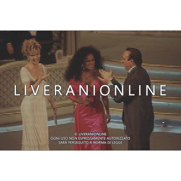 DIAP-RETROSPETTIVA DIANA ROSS CANTANTE NELLA FOTO DIANA ROSS CON PIPPO BAUDO E LORELLA CUCCARINI OSPITE AL FESTIVAL DI SANREMO NELL\'ANNO 1993 AG ALDO LIVERANI SAS
