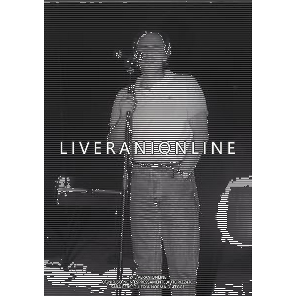 NEG-RETROSPETTIVA ROBERTO VECCHIONI CANTANTE NELLA FOTO ROBERTO VECCHIONI “Be-Bop-a-Lula “ A MILANO NELL\'ANNO 1991 AG ALDO LIVERANI SAS