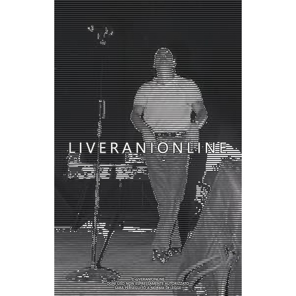 NEG-RETROSPETTIVA ROBERTO VECCHIONI CANTANTE NELLA FOTO ROBERTO VECCHIONI “Be-Bop-a-Lula “ A MILANO NELL\'ANNO 1991 AG ALDO LIVERANI SAS