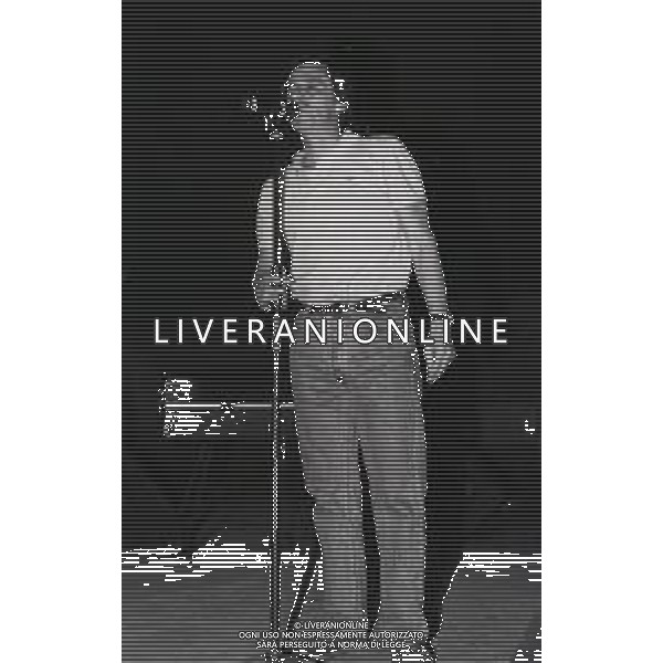 NEG-RETROSPETTIVA ROBERTO VECCHIONI CANTANTE NELLA FOTO ROBERTO VECCHIONI “Be-Bop-a-Lula “ A MILANO NELL\'ANNO 1991 AG ALDO LIVERANI SAS