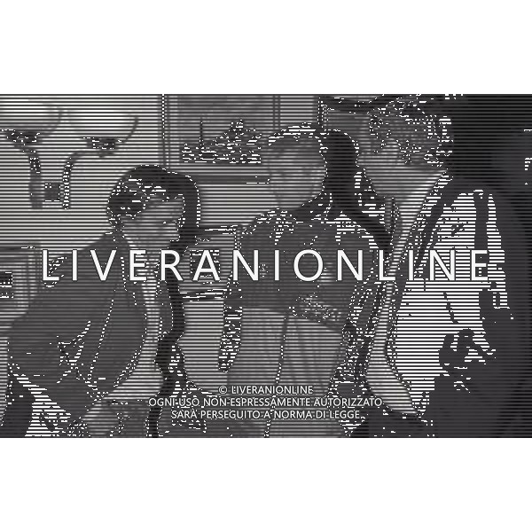 NEG-RETROSPETTIVA ROBERTO VECCHIONI CANTANTE NELLA FOTO ROBERTO VECCHIONI CON PAOLO STRINGARA E VALBERTO MILIANI NELL\'ANNO 1990-1991 AD APPIANO GENTILE IN VISITA AL RITIRO INTER AG ALDO LIVERANI SAS  