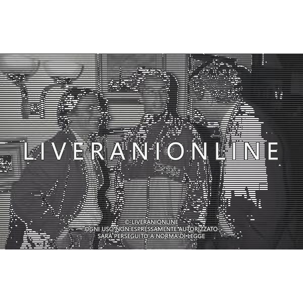 NEG-RETROSPETTIVA ROBERTO VECCHIONI CANTANTE NELLA FOTO ROBERTO VECCHIONI CON PAOLO STRINGARA E VALBERTO MILIANI NELL\'ANNO 1990-1991 AD APPIANO GENTILE IN VISITA AL RITIRO INTER AG ALDO LIVERANI SAS  