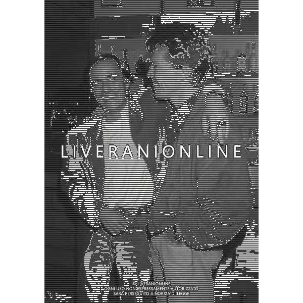 NEG-RETROSPETTIVA ROBERTO VECCHIONI CANTANTE NELLA FOTO ROBERTO VECCHIONI CON LOTHAR MATTHAUS NELL\'ANNO 1990-1991 AD APPIANO GENTILE IN VISITA AL RITIRO INTER AG ALDO LIVERANI SAS 