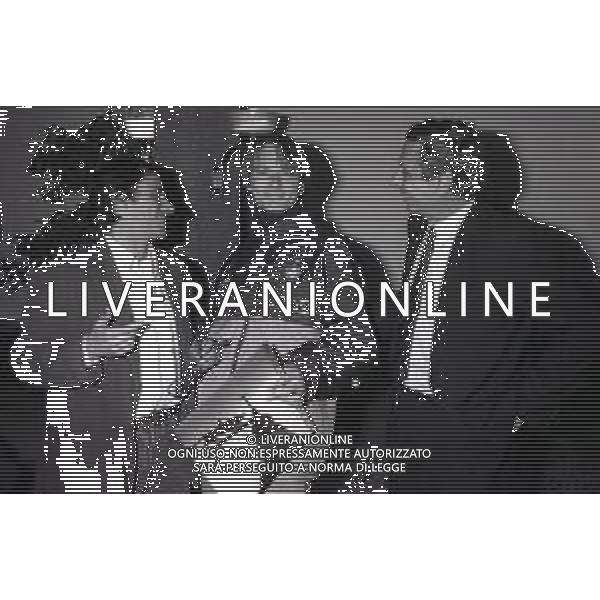 NEG-RETROSPETTIVA ROBERTO VECCHIONI CANTANTE NELLA FOTO ROBERTO VECCHIONI CON DAVIDE FONTOLAN E VALBERTO MILIANI NELL\'ANNO 1990-1991 AD APPIANO GENTILE IN VISITA AL RITIRO INTER AG ALDO LIVERANI SAS   