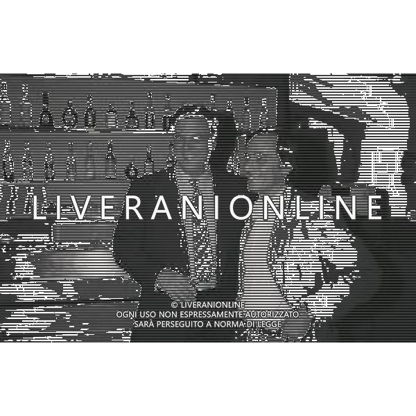 NEG-RETROSPETTIVA ROBERTO VECCHIONI CANTANTE NELLA FOTO ROBERTO VECCHIONI CON IL DIRETTORE DI APPIANO GENTILE CASAGRANDE NELL\'ANNO 1990-1991 AD APPIANO GENTILE IN VISITA AL RITIRO INTER AG ALDO LIVERANI SAS 