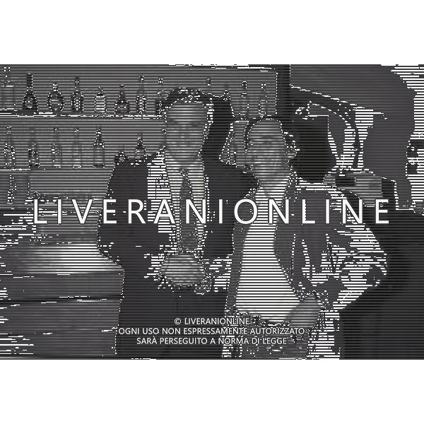 NEG-RETROSPETTIVA ROBERTO VECCHIONI CANTANTE NELLA FOTO ROBERTO VECCHIONI CON IL DIRETTORE DI APPIANO GENTILE CASAGRANDE NELL\'ANNO 1990-1991 AD APPIANO GENTILE IN VISITA AL RITIRO INTER AG ALDO LIVERANI SAS 