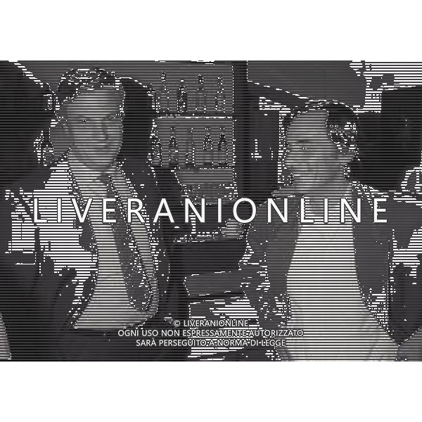 NEG-RETROSPETTIVA ROBERTO VECCHIONI CANTANTE NELLA FOTO ROBERTO VECCHIONI CON IL DIRETTORE DI APPIANO GENTILE CASAGRANDE NELL\'ANNO 1990-1991 AD APPIANO GENTILE IN VISITA AL RITIRO INTER AG ALDO LIVERANI SAS 