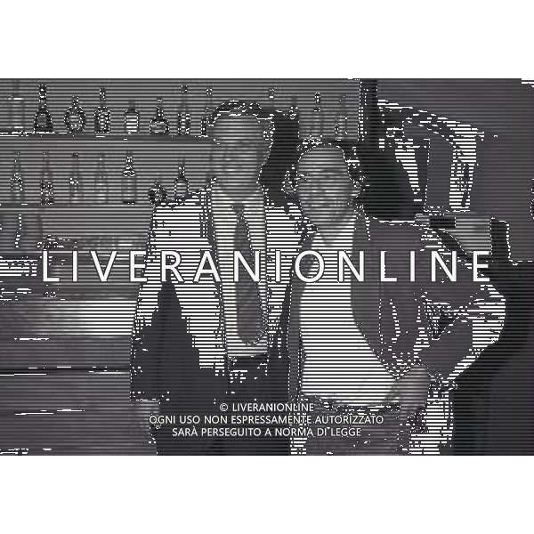 NEG-RETROSPETTIVA ROBERTO VECCHIONI CANTANTE NELLA FOTO ROBERTO VECCHIONI CON IL DIRETTORE DI APPIANO GENTILE CASAGRANDE NELL\'ANNO 1990-1991 AD APPIANO GENTILE IN VISITA AL RITIRO INTER AG ALDO LIVERANI SAS  