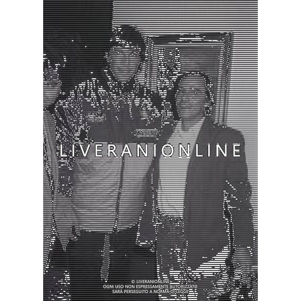 NEG-RETROSPETTIVA ROBERTO VECCHIONI CANTANTE NELLA FOTO ROBERTO VECCHIONI CON WALTER ZENGA NELL\'ANNO 1990-1991 AD APPIANO GENTILE IN VISITA AL RITIRO INTER AG ALDO LIVERANI SAS    