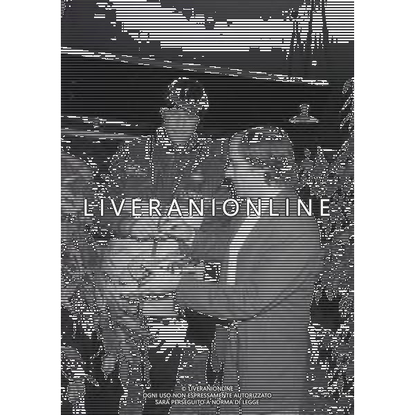 NEG-RETROSPETTIVA ROBERTO VECCHIONI CANTANTE NELLA FOTO ROBERTO VECCHIONI CON WALTER ZENGA NELL\'ANNO 1990-1991 AD APPIANO GENTILE IN VISITA AL RITIRO INTER AG ALDO LIVERANI SAS  