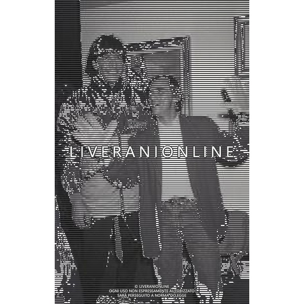 NEG-RETROSPETTIVA ROBERTO VECCHIONI CANTANTE NELLA FOTO ROBERTO VECCHIONI CON WALTER ZENGA NELL\'ANNO 1990-1991 AD APPIANO GENTILE IN VISITA AL RITIRO INTER AG ALDO LIVERANI SAS  