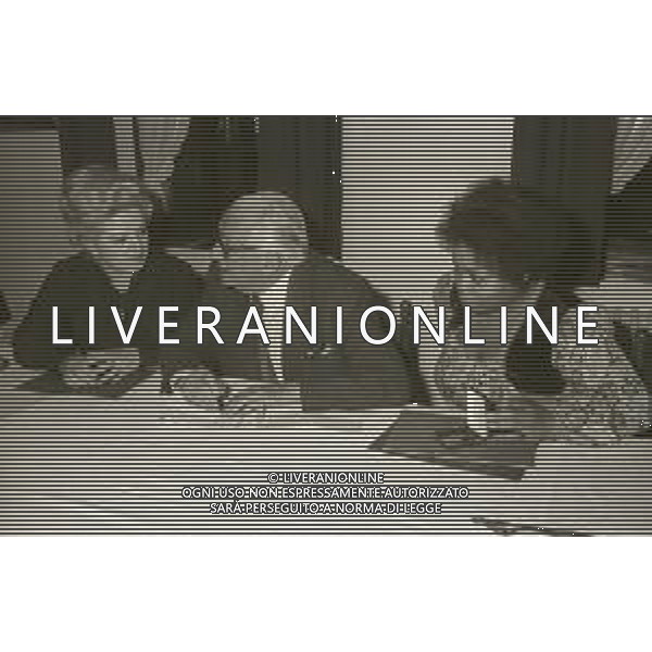 NEG-RETROSPETTIVA GIOVANNI BATTISTA MENEGHINI IMPRENDITORE E MARITO DELLA MARIA CALLAS NELLA FOTO GIOVANNI BATTISTA MENEGHINI NELLA SUA VILLA A DESENZANO DEL GARDA NELL\'ANNO 1980 CON VERNETTE MOORE E SOVILLA FLORIANA AG ALDO LIVERANI SAS 