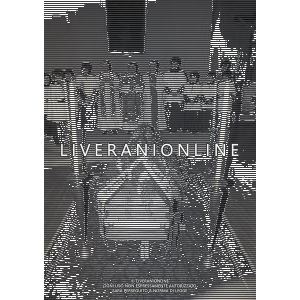 NEG-RETROSPETTIVA GIOVANNI BATTISTA MENEGHINI IMPRENDITORE E MARITO DELLA MARIA CALLAS NELLA FOTO I FUNERALI DI GIOVANNI BATTISTA MENEGHINI A SIRMIONE NELL\'ANNO 1981 AG ALDO LIVERANI SAS  