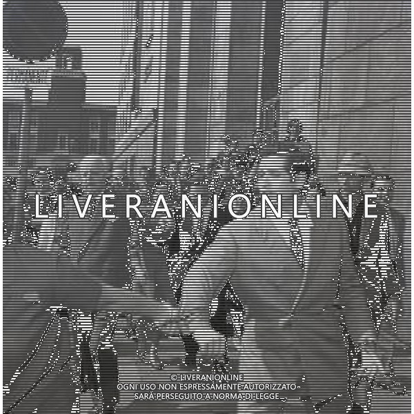 NEG-RETROSPETTIVA CORRADO PANI ATTORE NELLA FOTO CORRADO PANI NELL\'ANNO 1963 ESCE DAL TRIBUNALE DI MILANO PER LA SEPARAZIONE DALLA MOGLIE RENATA MONTEDURO AG ALDO LIVERANI SAS 