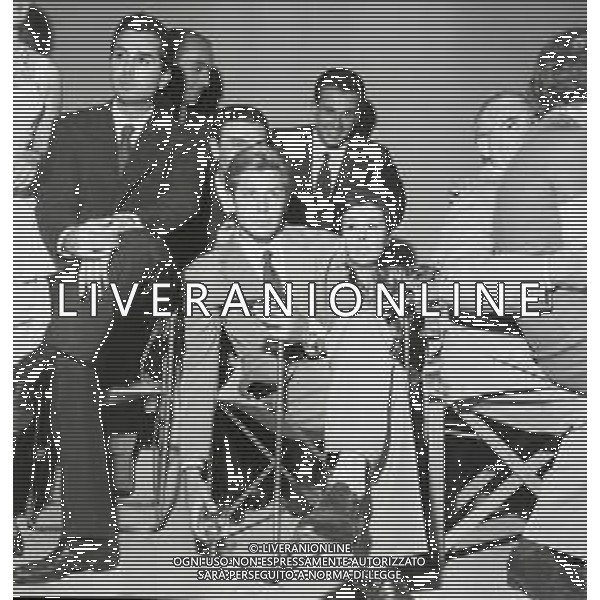 NEG-RETROSPETTIVA CORRADO PANI ATTORE NELLA FOTO CORRADO PANI A MILANO IN TEATRO NELL\'ANNO 1964 CON LA SUA COMPAGNIA TEATRALE AG ALDO LIVERANI SAS