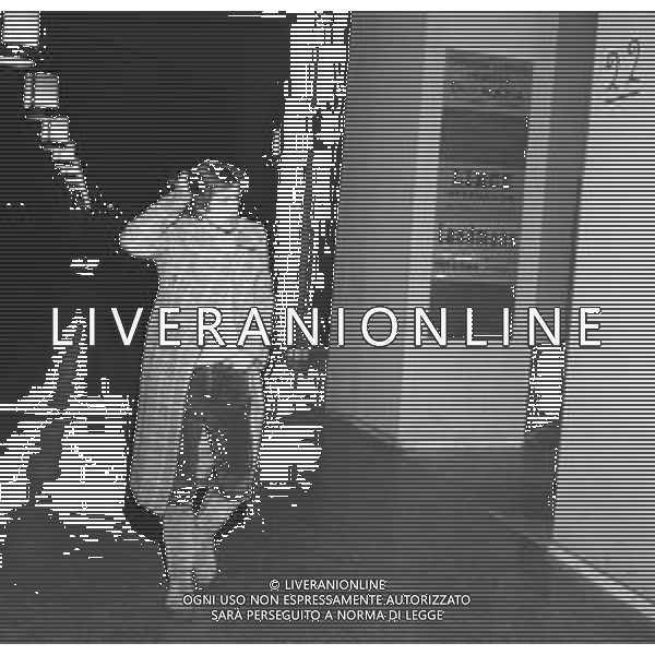 NEG-RETROSPETTIVA CORRADO PANI ATTORE NELLA FOTO CORRADO PANI ESCE DE UN LOCALE DOPO L\'INCONTRO CON MINA MAZZINI NEL NELL\'ANNO 1971  AG ALDO LIVERANI SAS 