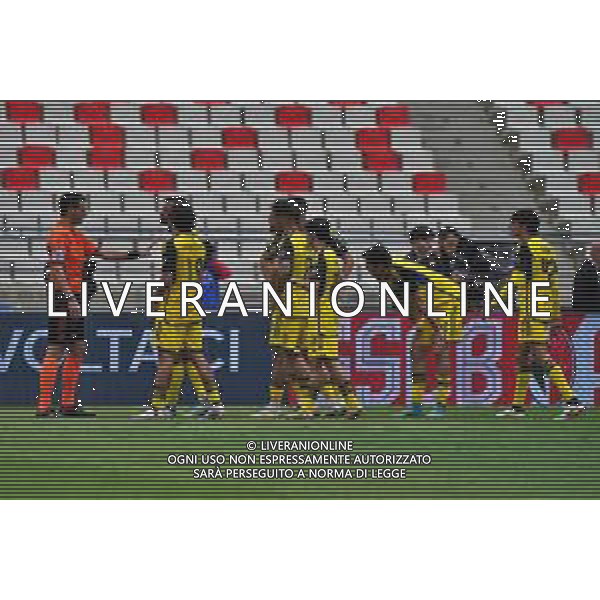 TVEM Players of Pisa protests with the referee Ivano Pezzuto of Lecce during the Italian Serie B match between SSC Bari vs Pisa on April 20, 2024 at the San Nicola stadium in Bari, Italy. Photo by Emmanuele Mastrodonato/agenzia Aldo Liverani sas/ AGENZIA ALDO LIVERANI SAS