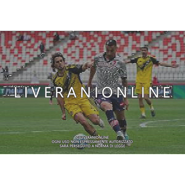 TVEM Mattia Maita of SSC Bari in action against Tomas Esteves of Pisa during the Italian Serie B match between SSC Bari vs Pisa on April 20, 2024 at the San Nicola stadium in Bari, Italy. Photo by Emmanuele Mastrodonato/agenzia Aldo Liverani sas/ AGENZIA ALDO LIVERANI SAS