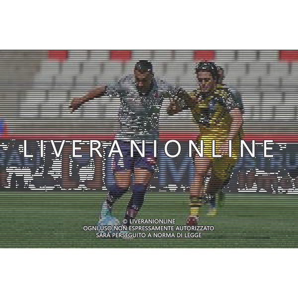 TVEM Mattia Maita of SSC Bari in action against Tomas Esteves of Pisa during the Italian Serie B match between SSC Bari vs Pisa on April 20, 2024 at the San Nicola stadium in Bari, Italy. Photo by Emmanuele Mastrodonato/agenzia Aldo Liverani sas / AGENZIA ALDO LIVERANI SAS