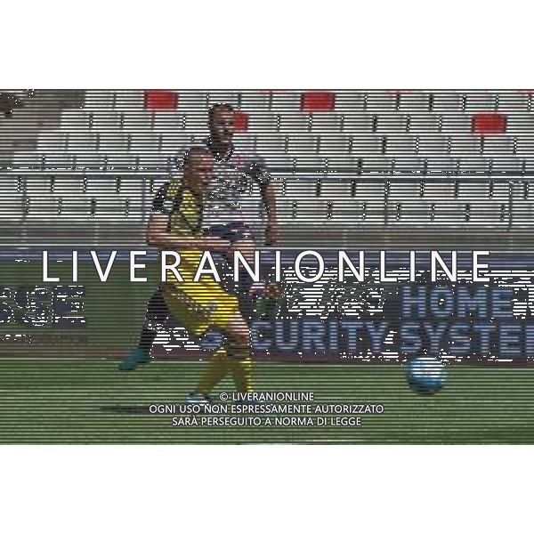 TVEM Giuseppe Sibilli of SSC Bari and Hjortur Hermannsson of Pisa during the Italian Serie B match between SSC Bari vs Pisa on April 20, 2024 at the San Nicola stadium in Bari, Italy. Photo by Emmanuele Mastrodonato/agenzia Aldo Liverani sas / AGENZIA ALDO LIVERANI SAS