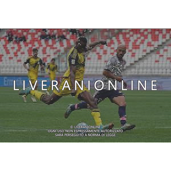 TVEM Idrissa Tourè of Pisa and Ahmad Benali of SSC Bari during the Italian Serie B match between SSC Bari vs Pisa on April 20, 2024 at the San Nicola stadium in Bari, Italy. Photo by Emmanuele Mastrodonato/agenzia Aldo Liverani sas/ AGENZIA ALDO LIVERANI SAS