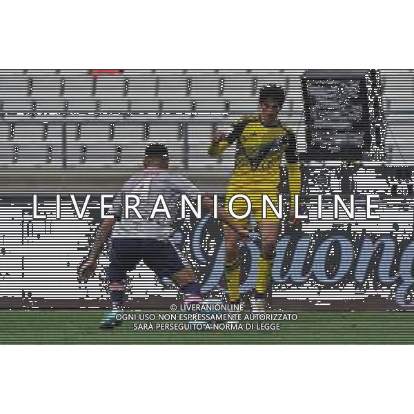 TVEM Tommaso Barbieri of Pisa and Mattia Maita of SSC Bari during the Italian Serie B match between SSC Bari vs Pisa on April 20, 2024 at the San Nicola stadium in Bari, Italy. Photo by Emmanuele Mastrodonato/agenzia Aldo Liverani sas/ AGENZIA ALDO LIVERANI SAS